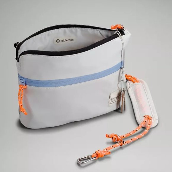 Lululemon Patch Logo Crossbody Bag 2.5L in Linen, BNWT - Picture 5 of 6